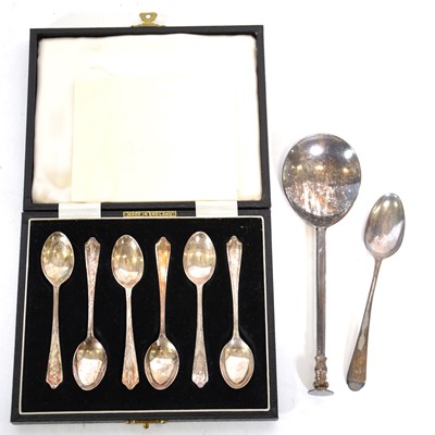 Lot 287 - A cased set of silver coffee spoons, a seal top spoon and teaspoon.