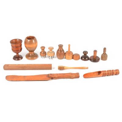 Lot 117 - A collection of treen kitchen items