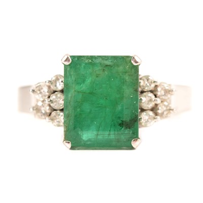 Lot 236 - An emerald and diamond ring.