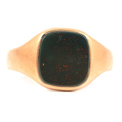 Lot 350 - A 9 carat gold bloodstone signet ring.