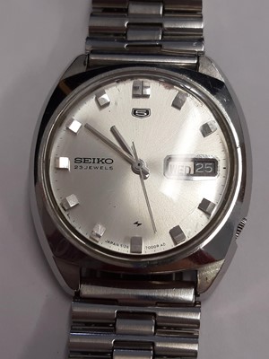 Lot 407 - Thirty vintage Seiko wristwatches.