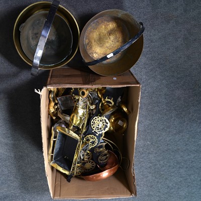 Lot 107 - A collection of brassware, to include horse brasses, jam pans etc