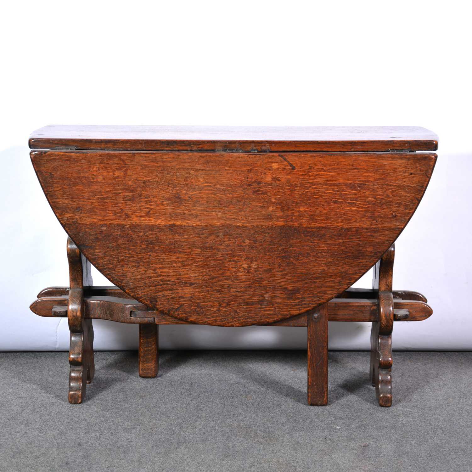 Lot 454 - Small oak gateleg coffee table,