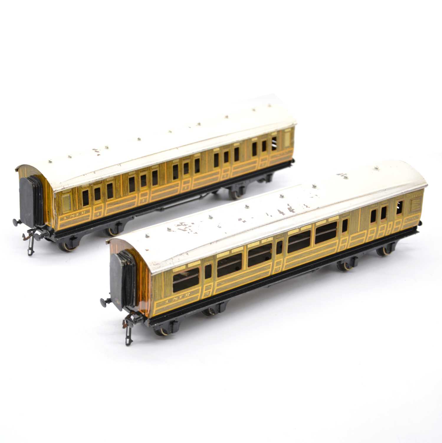 Lot 31 - Two Bassett-Lowke O gauge model railway LNER passenger coaches