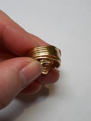 Lot 134 - A yellow metal puzzle ring.