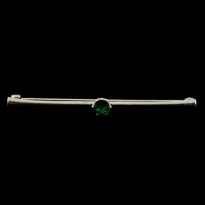 Lot 263 - An emerald solitaire bar brooch in a Sibyl Dunlop Ltd box.