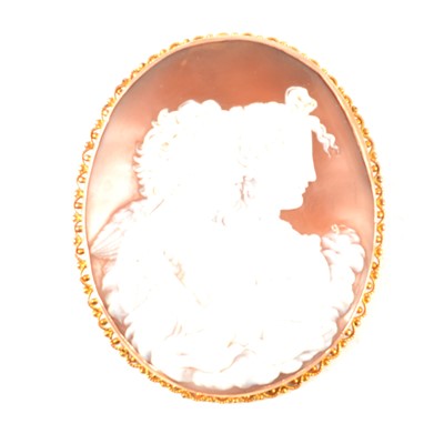 Lot 375 - A shell cameo brooch.