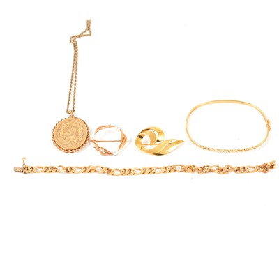 Lot 371 - A 9 carat yellow gold figaro link bracelet, bangle, locket, and brooches