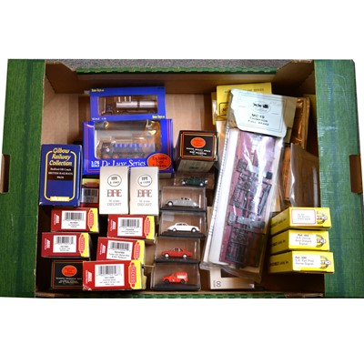 Lot 147 - A tray of OO gauge model railway trackside vehicles and accessories