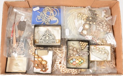 Lot 409 - Vintage simulated pearl necklaces and jewellery, cultured pearl rope.