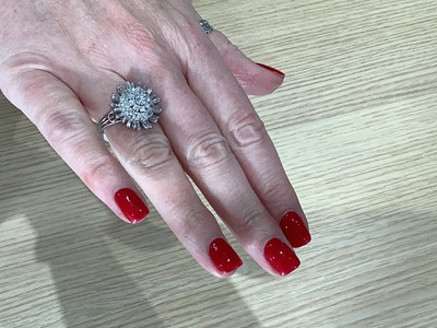Lot 25 - A large multi stone diamond cluster ring.