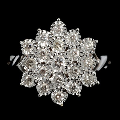 Lot 30 - An illusion set diamond cluster ring.