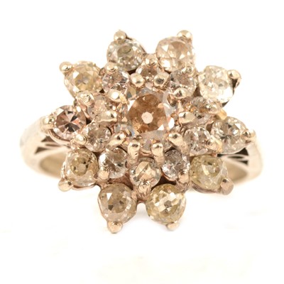 Lot 28 - A diamond cluster ring.