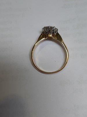 Lot 4 - A diamond solitaire ring.