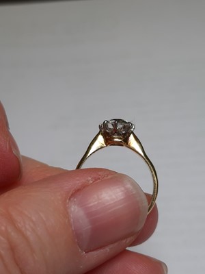 Lot 4 - A diamond solitaire ring.