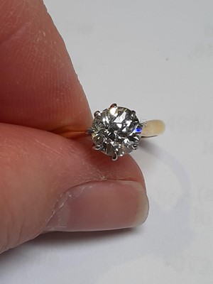 Lot 4 - A diamond solitaire ring.