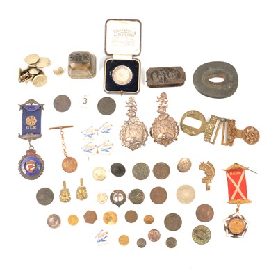 Lot 28 - Buttons, badges, tokens and other small collectibles