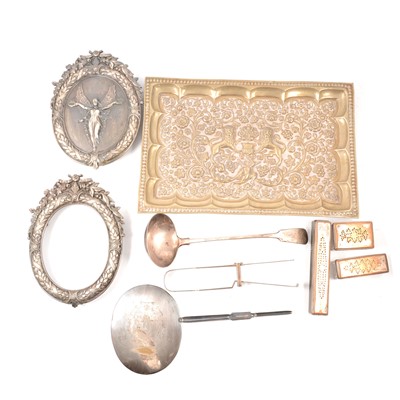 Lot 143 - A small collection of plated wares