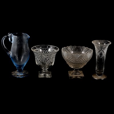 Lot 81 - A collection of glassware