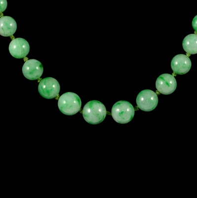 Lot 306 - A jade bead necklace.