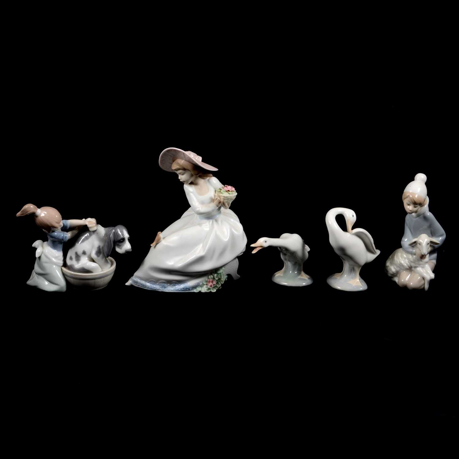 Lot 6 Fourteen Lladro and Nao figurines.