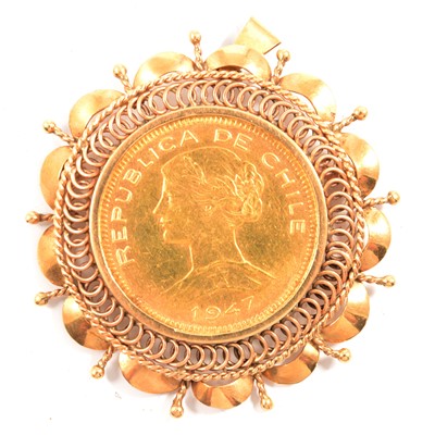 Lot 217 - Gold Chilean Cien Pesos Coin 1947 brooch / pendant.