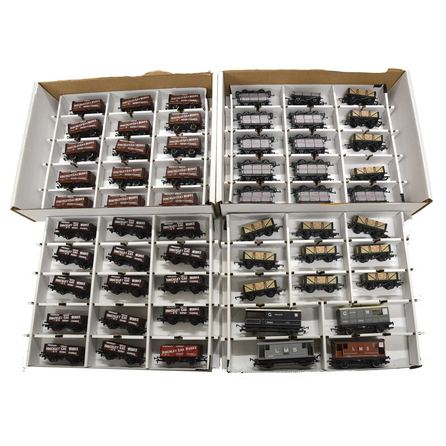 Lot 132 - Two trays of OO gauge model railway rolling stock, loose