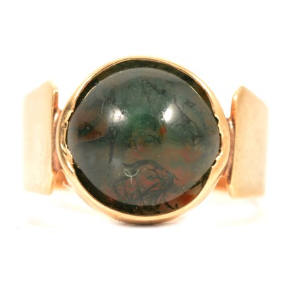 Lot 128 - A bloodstone signet ring.