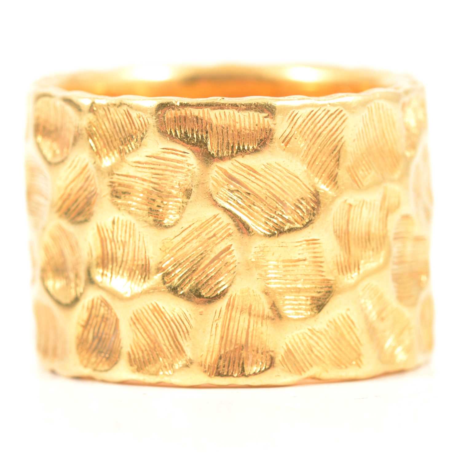 Lot 132 - Kutchinsky - an 18 carat yellow gold ring.