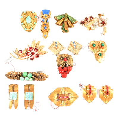 Lot 416 - Fifteen Art Deco and later gilt metal clips and brooches.