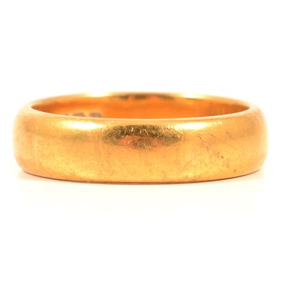 Lot 135 - A 22 carat yellow gold wedding band.