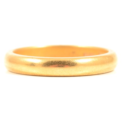 Lot 136 - An 18 carat yellow gold wedding band.