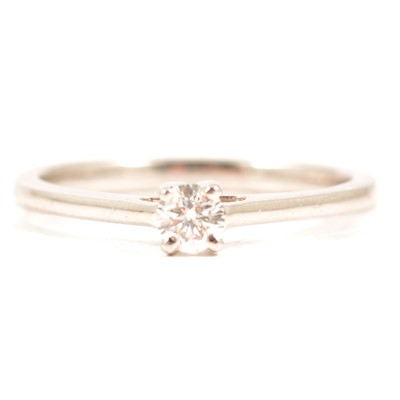 Lot 13 - A diamond solitaire ring.