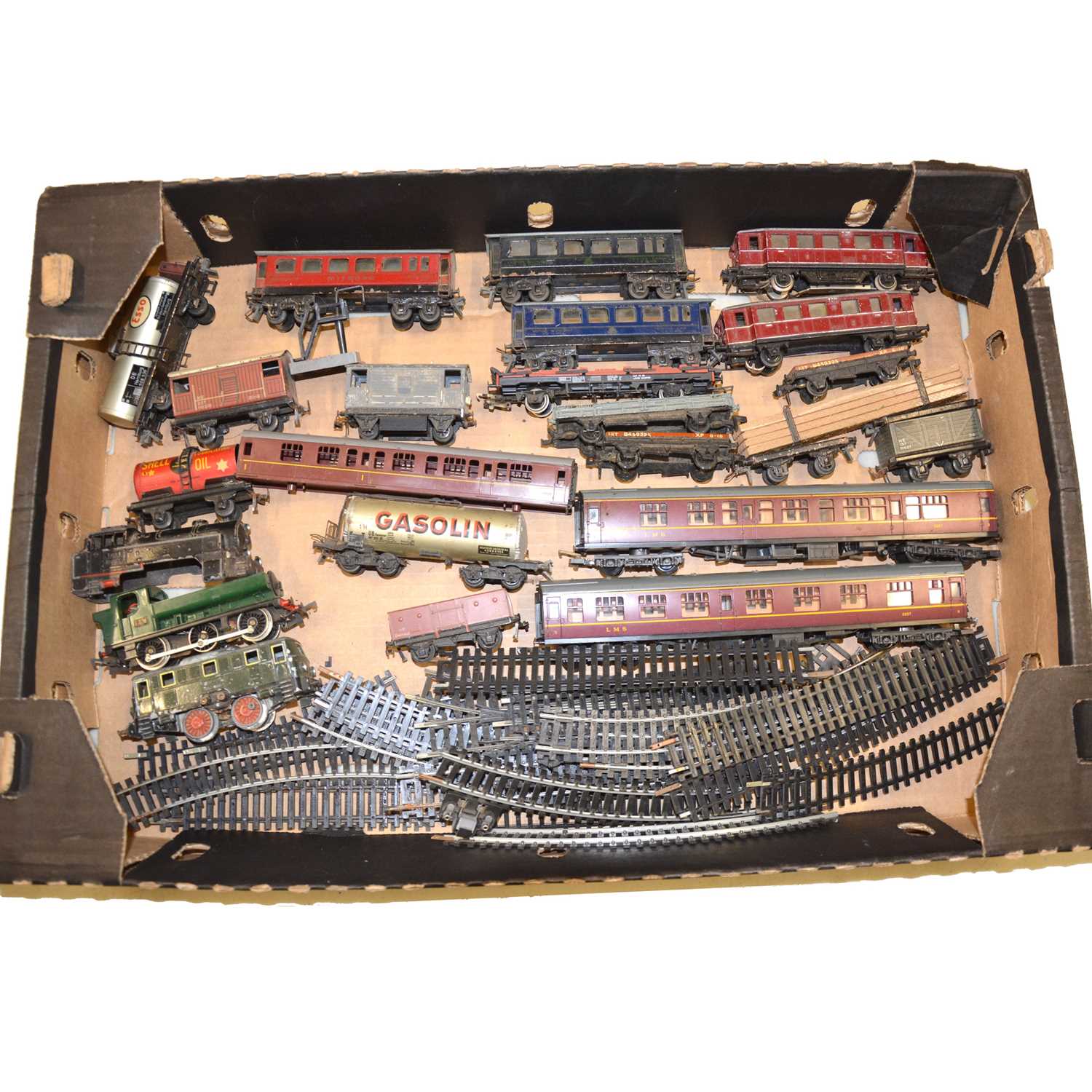 Lot 152 - HO and OO gauge model railways, one tray