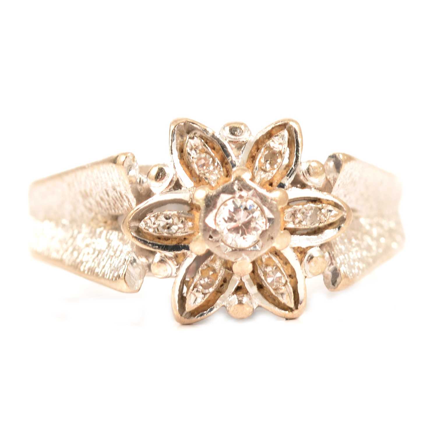 Lot 31 - A 1970’s diamond cluster ring.