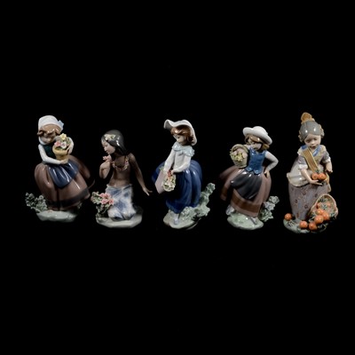 Lot 38 - Seven small Lladro child figurines