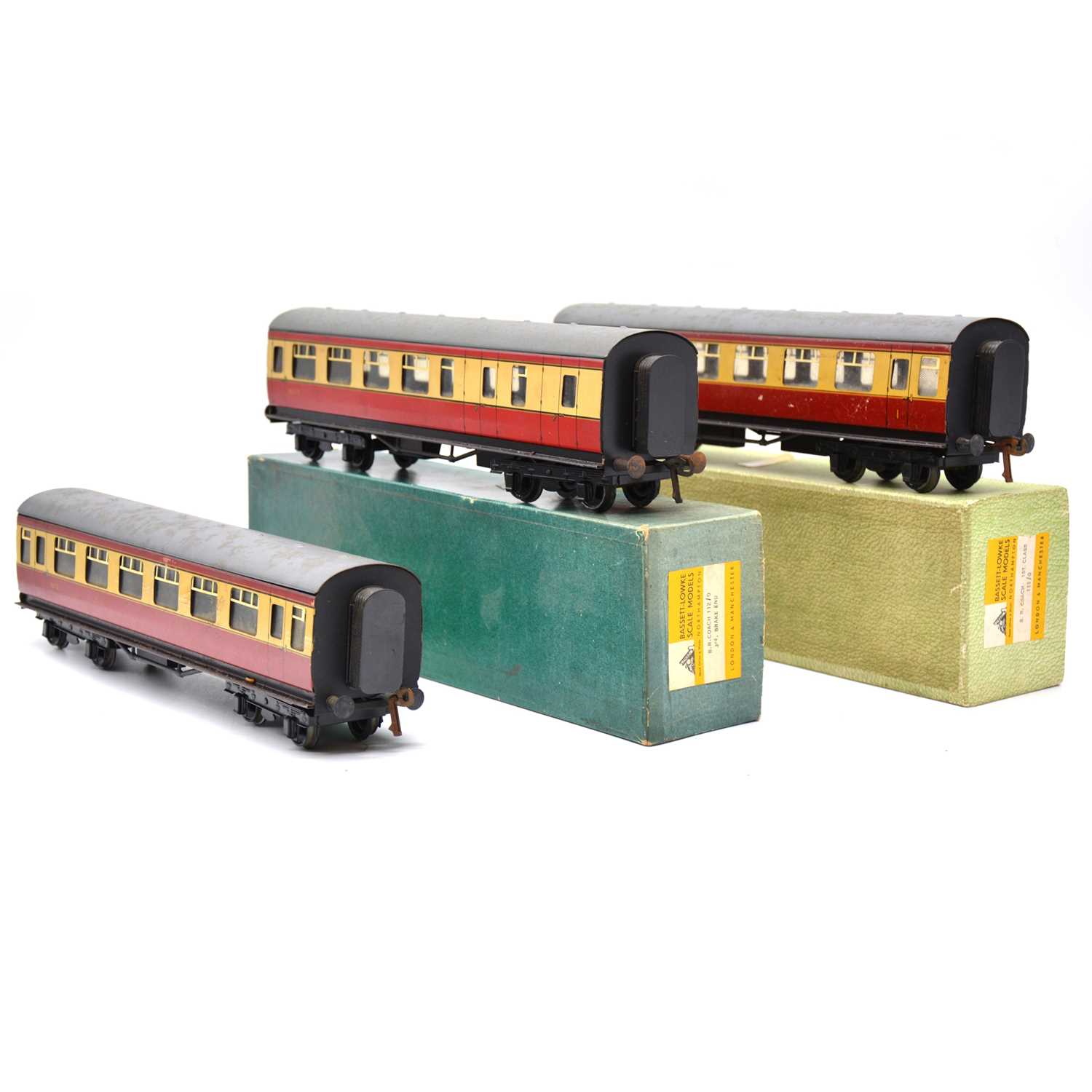 Lot 84 - Three Bassett-Lowke O gauge model railway BR passenger coaches