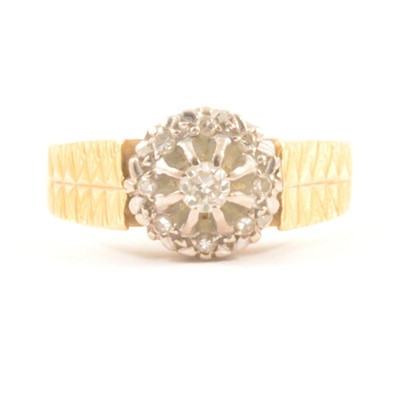Lot 27 - A diamond cluster ring.