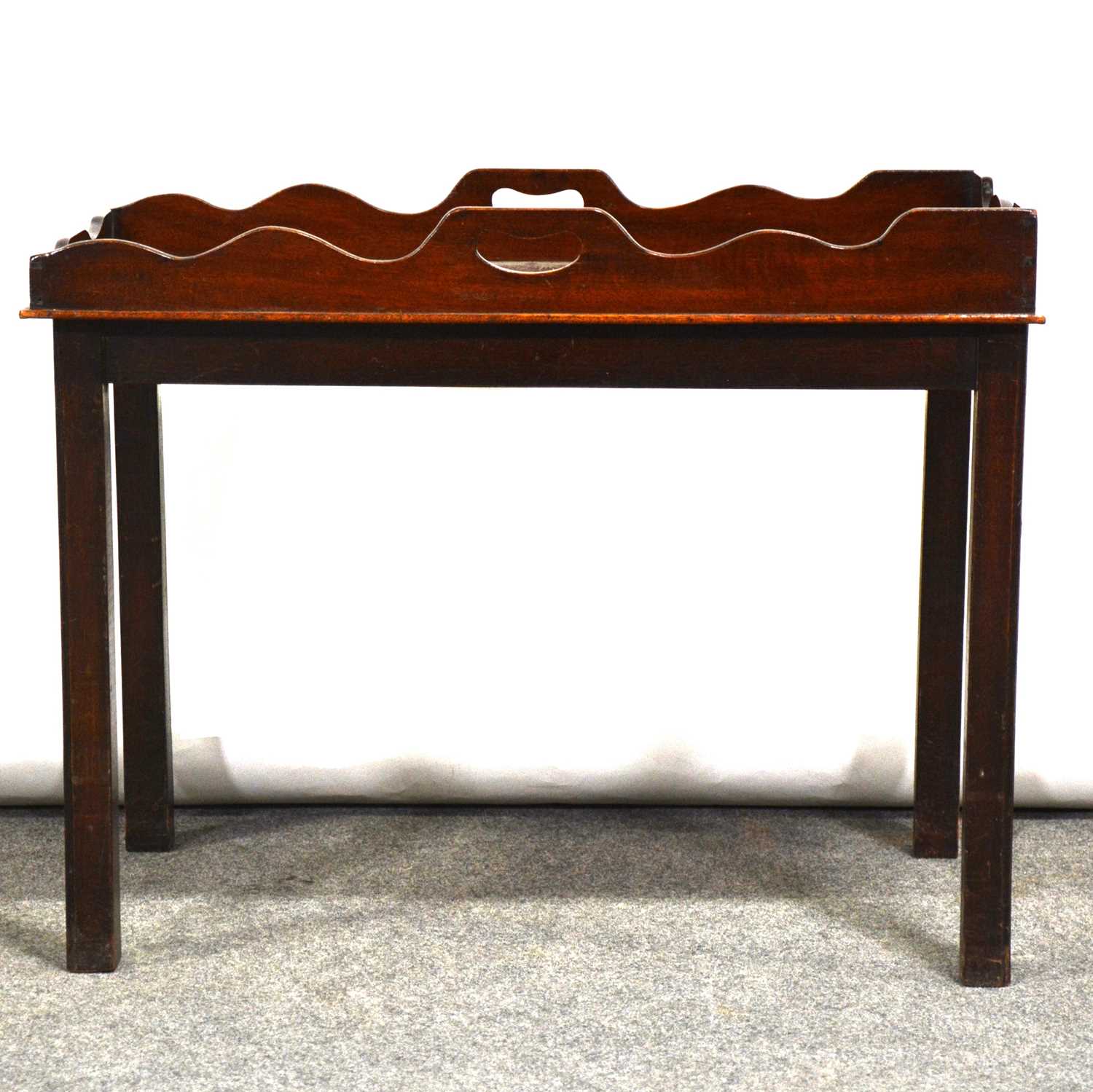 Lot 465 - Reproduction butler's tray coffee table