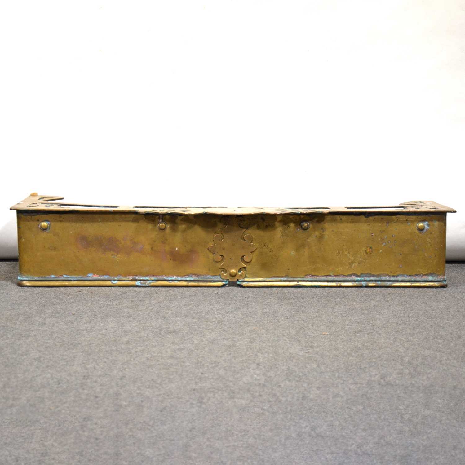 Lot 542 - Brass fire curb