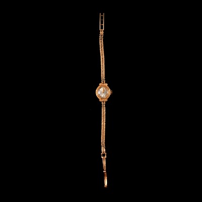 Lot 222 - Avia - a lady's 9 carat yellow gold bracelet watch.