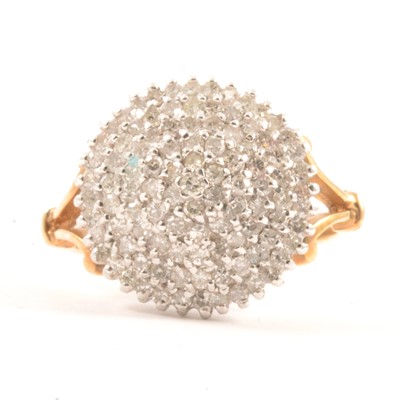 Lot 23 - A diamond cluster ring.