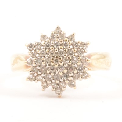 Lot 24 - A diamond cluster ring.