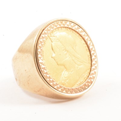 Lot 146 - A half Sovereign ring.