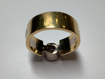 Lot 90 - A gentleman's diamond solitaire ring.