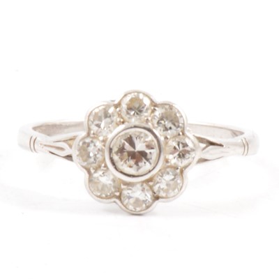 Lot 12 - A diamond cluster ring.