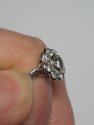 Lot 12 - A diamond cluster ring.