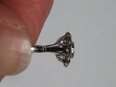 Lot 12 - A diamond cluster ring.