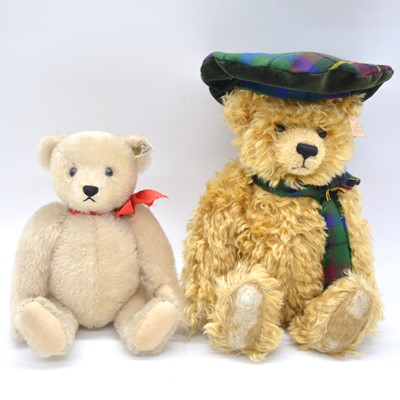 Lot 141 - Two Steiff teddy bears, 0291/26, 654732, with label and butons