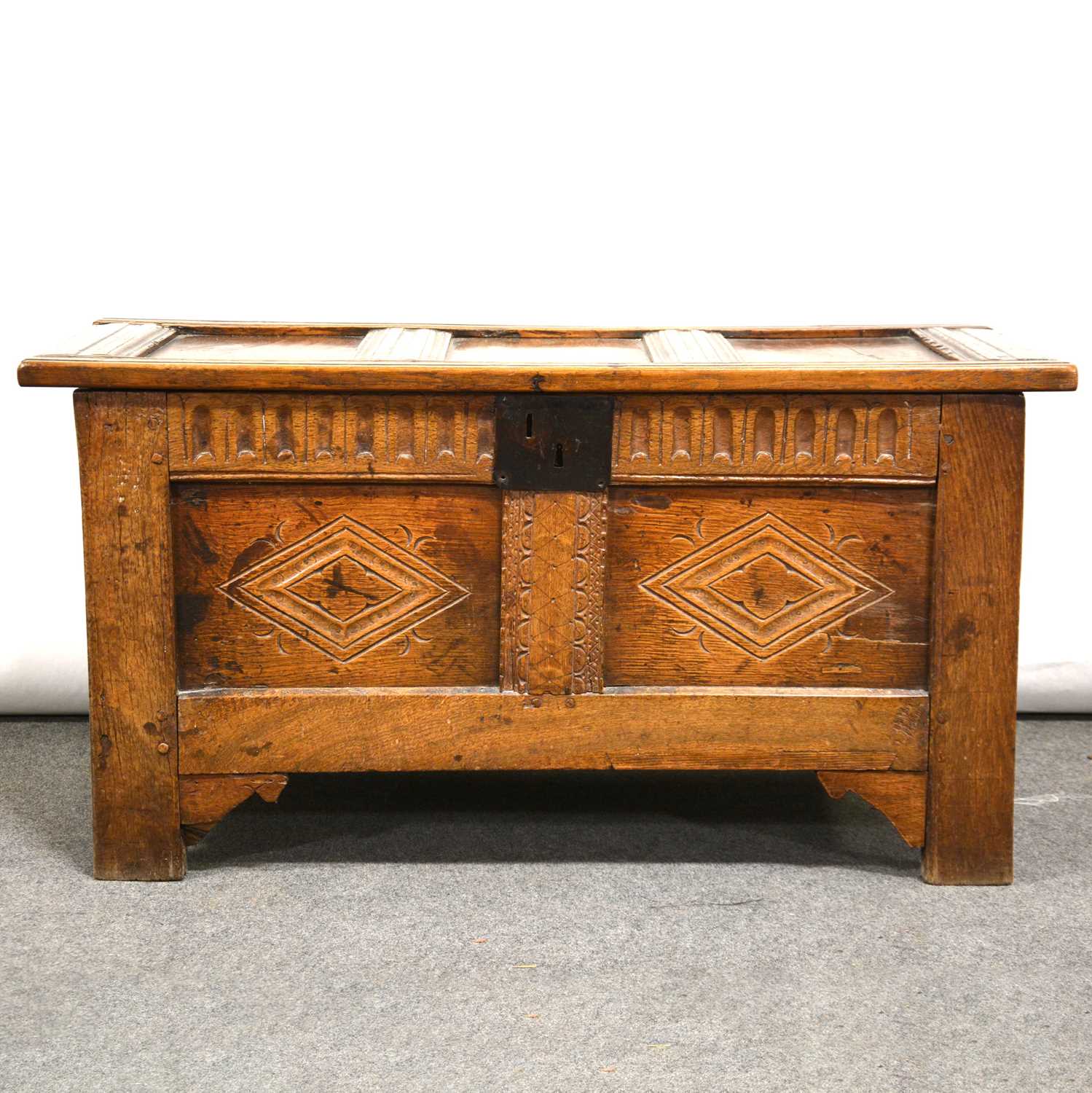 Lot 526 - Joined oak coffer